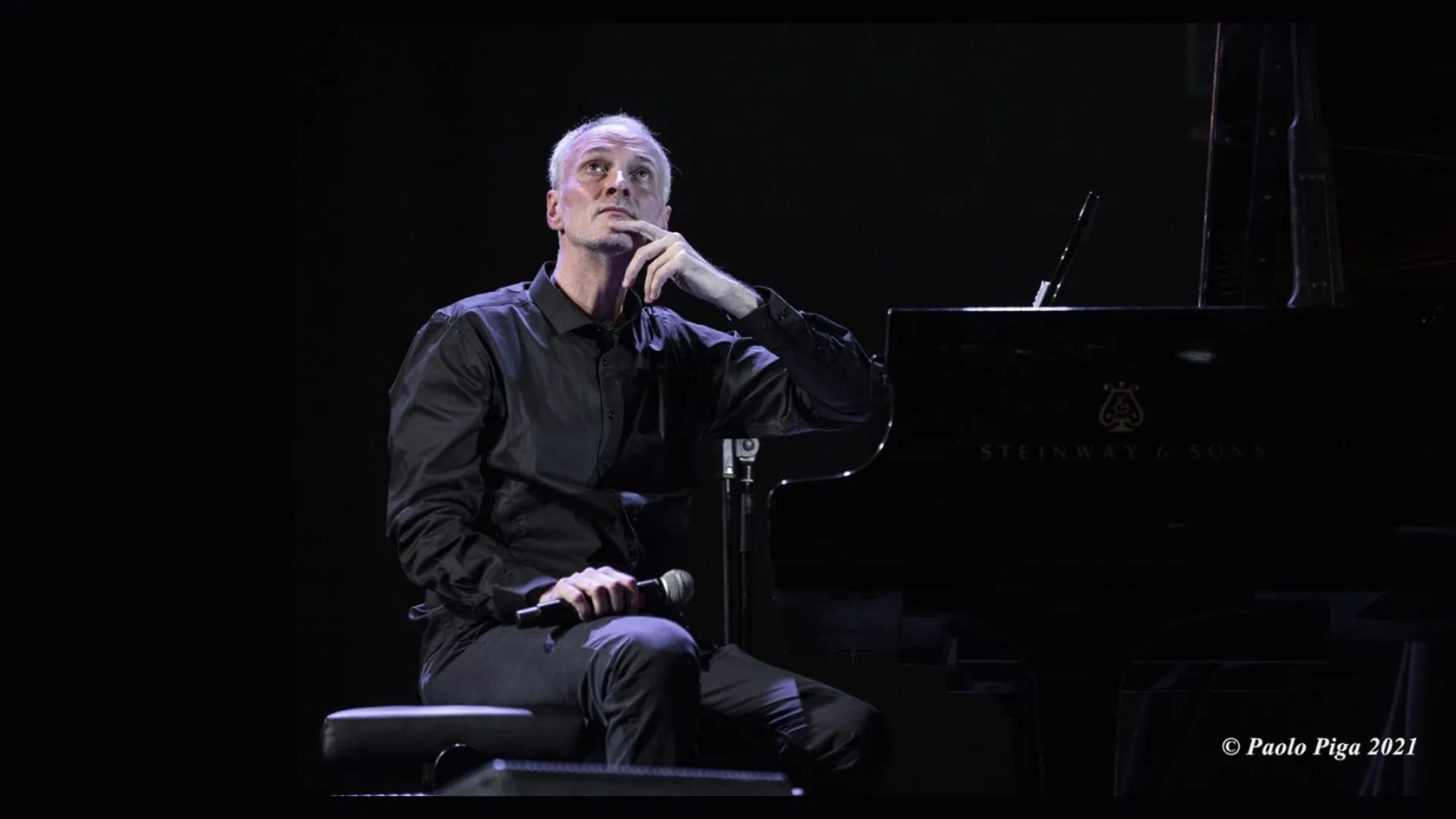 Giovanni Bietti seduto accanto al pianoforte a coda durante un concerto - 47° Festival Jazz in Sardegna European Jazz Expo - 21 e 22 novembre 2026